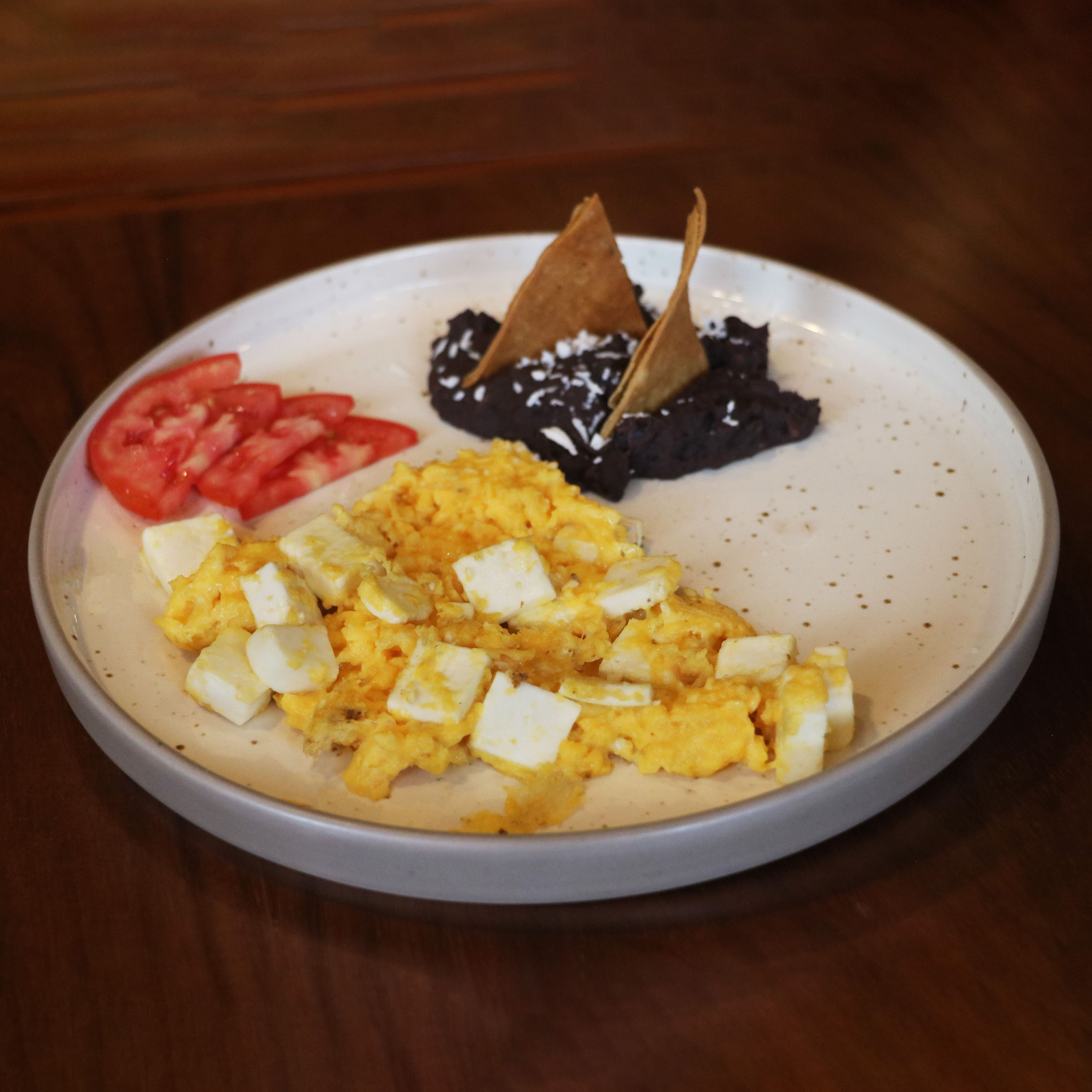 platillo huevos tirados con queso panela